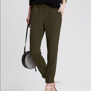 Banana Republic Women’s Olive Green Jogger Work Pants Size 4 Short